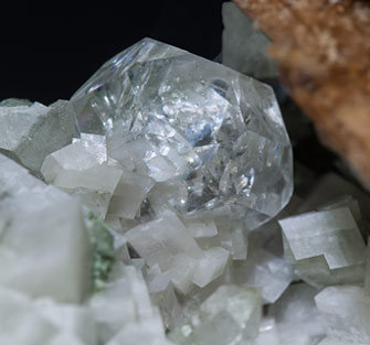 Genthelvita con Magnetita, Cuarzo, Fluorita, Arsenopirita y Calcita-Dolomita.