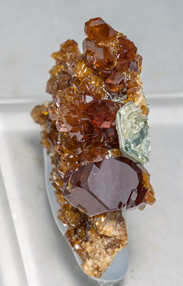 Grossular (variety hessonite) with Clinochlore. Side