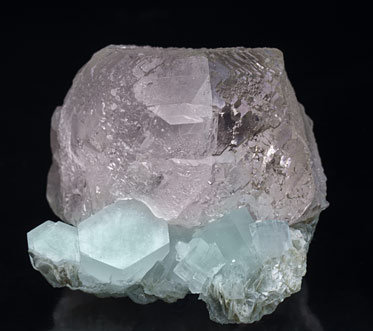 Fluorite with Beryl (variety aquamarine) and Muscovite. Side