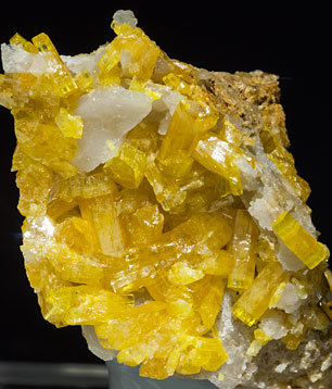 Mimetite on Quartz. Side