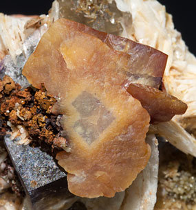 Wulfenite with Fluorite, Baryte and Pyromorphite. 