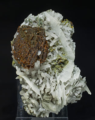 Genthelvite with Quartz, Calcite and Chlorite. Side