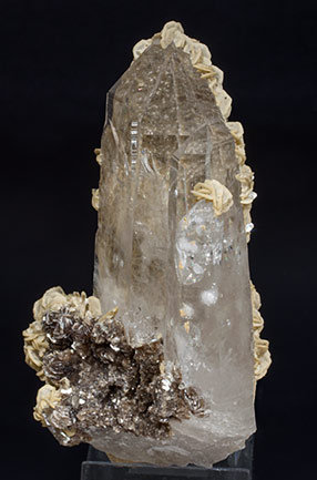 Quartz with Siderite and Muscovite.