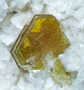 Hydroxylbastnsita-(Ce) con Dolomita, Calcita y Cuarzo. 