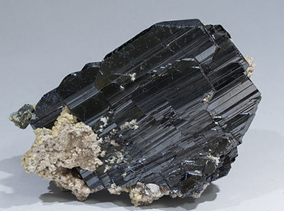 Ferberite with Siderite and Muscovite. Side