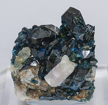 Fluorapatite with Lazulite, Quartz and Siderite.