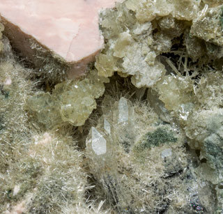 Clinozoisita-Epidota con Prehnita, Microclina y Cuarzo.