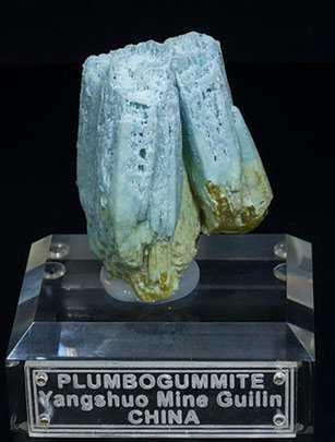 Pyromorphite with Plumbogummite. Front