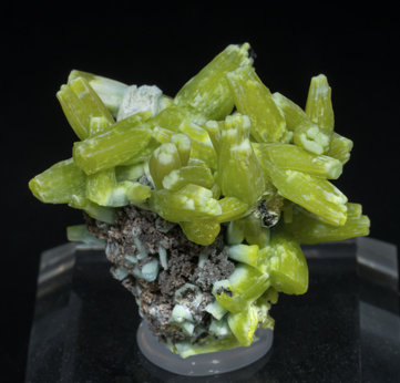 Pyromorphite with Plumbogummite. Front