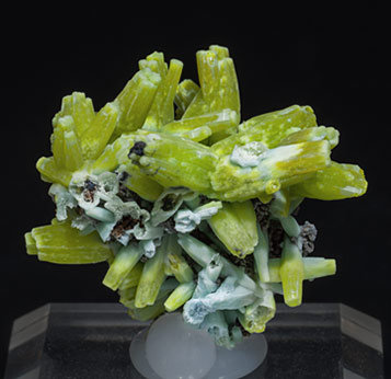 Pyromorphite with Plumbogummite. Rear