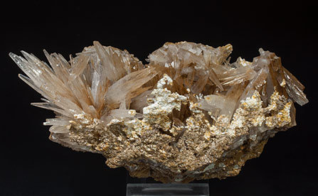 Aragonite. Front