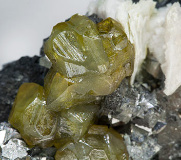 Sphalerite with Arsenopyrite, Calcite and Magnetite. 