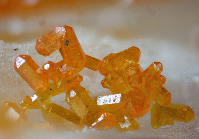 Chromium-rich Mimetite on Cerussite. Photo micro: Cesar Menor-Salvan