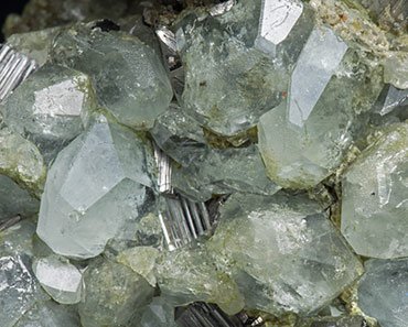Topaz with Arsenopyrite, Cuarzo, Chlorite and Fluorite. 