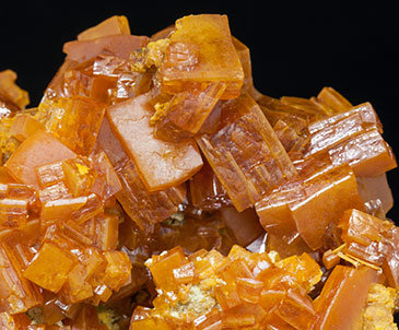 Wulfenite with Mimetite-Pyromorphite (solid solution). 