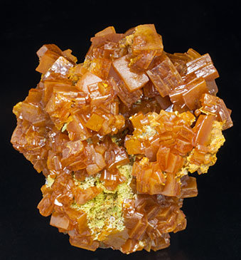 Wulfenite with Mimetite-Pyromorphite (solid solution).