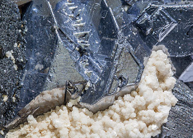 Galena con Esfalerita, Calcita, Tetrahedrita (grupo) y Calcopirita. 