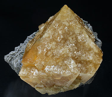 Scheelite with Muscovite.