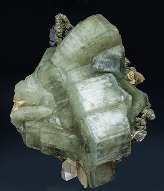 Fluorapatite with Ferberite, Siderite, Quartz and Muscovite. Side