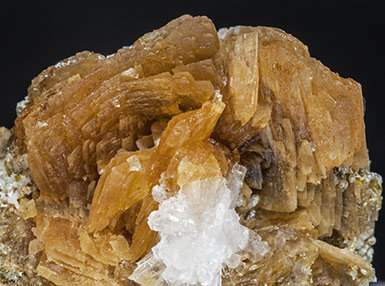 Roweite with Olshanskyite. 