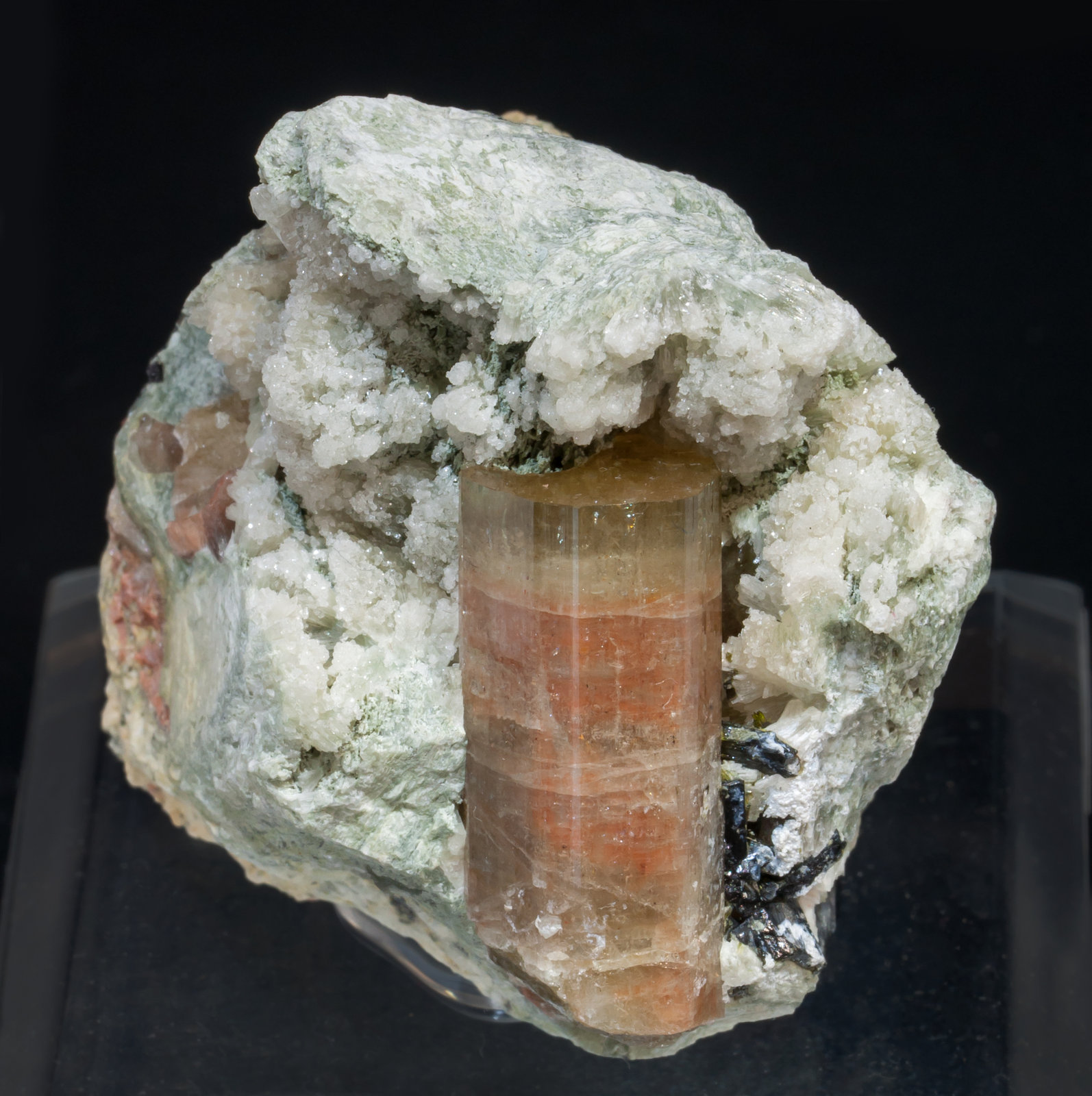 specimens/s_imagesAG3/Fluorapatite-MV29AG3f.jpg