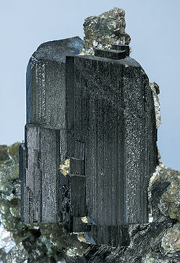 Ferberite with Arsenopyrite, Muscovite and Calcite. 