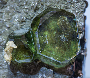 Fluorapatito con Ferberita, Siderita y Moscovita. 