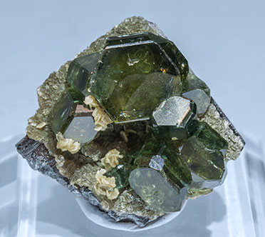 Fluorapatite with Ferberite, Siderite and Muscovite.