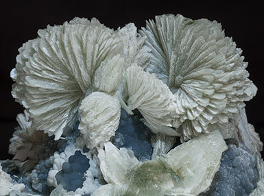 Tarbuttite with Smithsonite. 