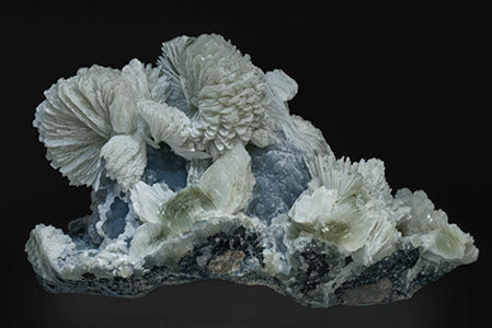 Tarbuttite with Smithsonite. Rear