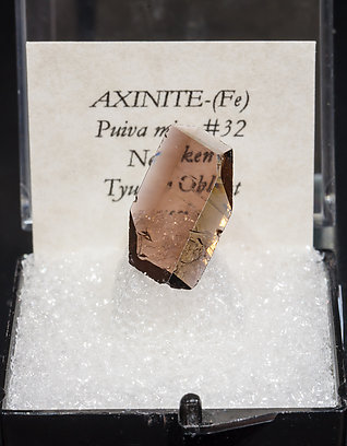 Axinite-(Fe). 