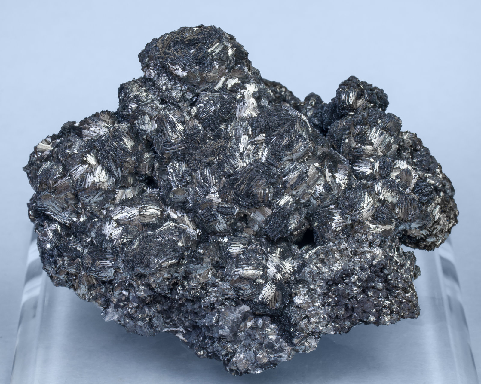 Марганец fe железо. Пиролюзит минерал. Пиролюзит руда. Пиролюзит (минерал марганца). Пиролюзит в кварце.