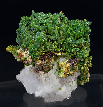 Pyromorphite with Baryte. Rear