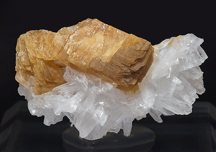 Roweite with Olshanskyite. 