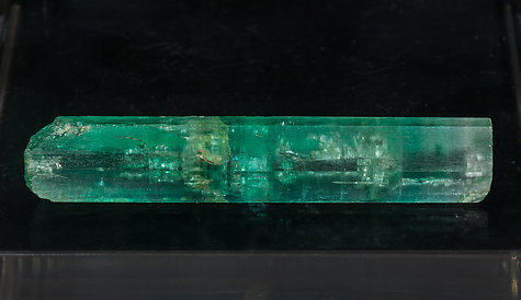 Beryl (variety emerald). Front
