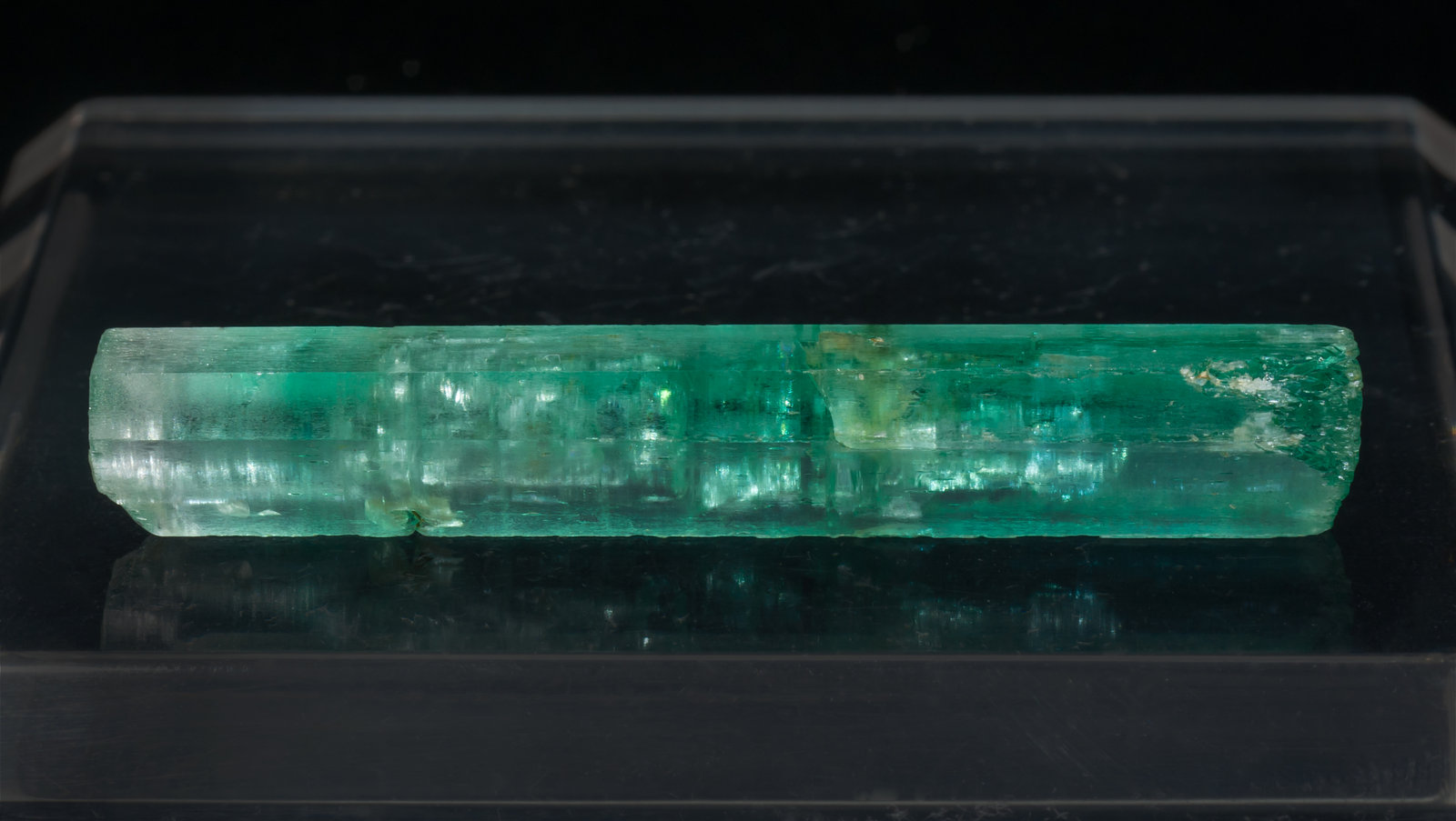 specimens/s_imagesAJ1/Beryl_emerald-MA87AJ1r.jpg