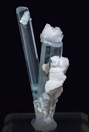 Beryl (variety aquamarine) with Albite, Muscovite and Spessartine. Rear