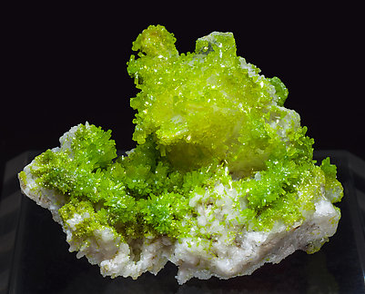 Pyromorphite with Quartz and Baryte. Front