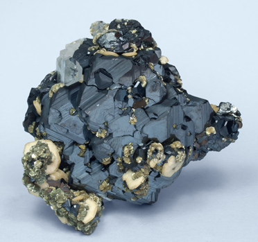 Sphalerite with Siderite, Muscovite and Quartz.