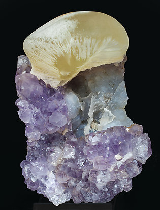 Fluorita con Cuarzo (variedad amatista). Vista frontal