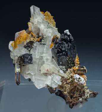 Eudidymite with Aegirine and Quartz. Side