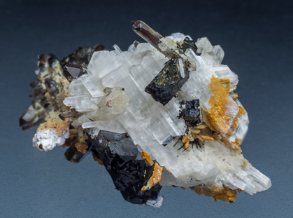 Eudidymite with Aegirine and Quartz. Side