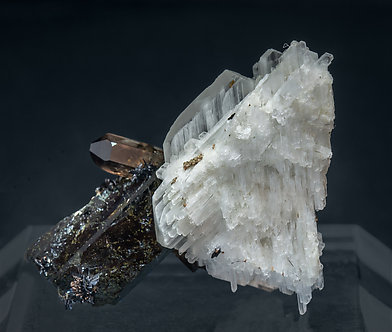 Eudidymite with Aegirine and Quartz.