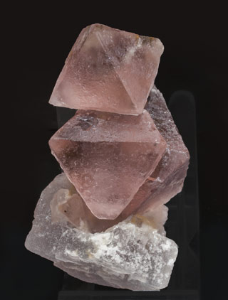 Fluorita (octaédrica) con inclusiones y Calcita. Vista lateral