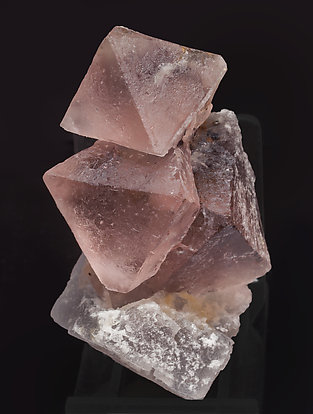 Fluorita (octaédrica) con inclusiones y Calcita. Vista lateral