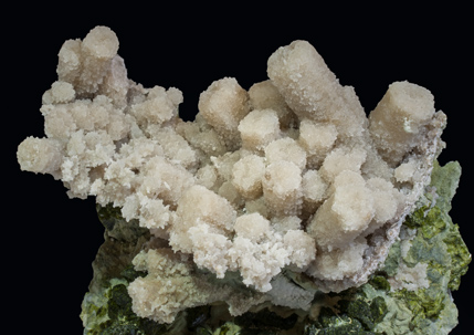 Calcite (variety kanonenspat) with Epidote, Chlorite and Quartz. 
