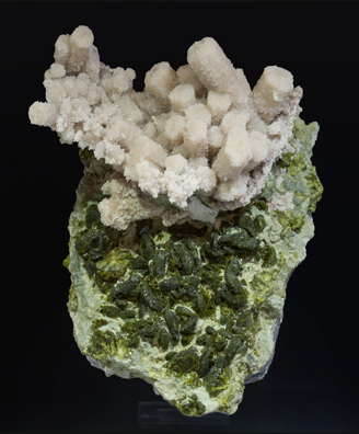 Calcite (variety kanonenspat) with Epidote, Chlorite and Quartz.