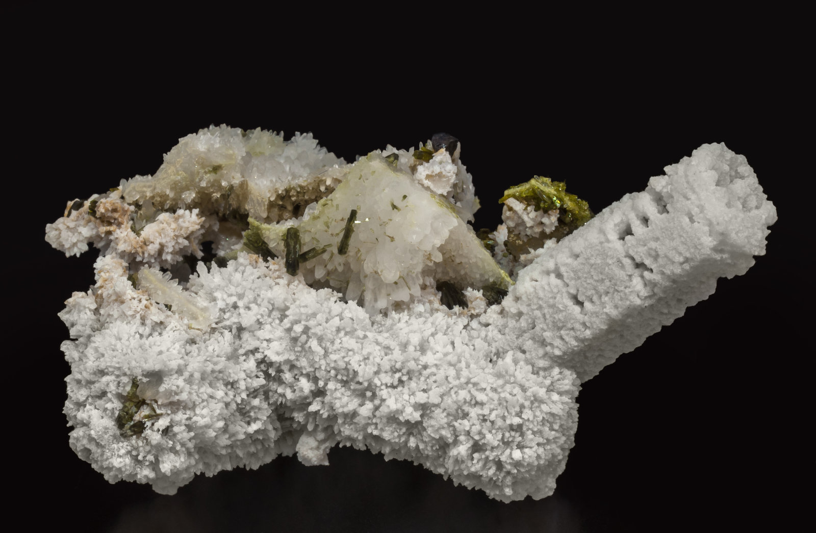 specimens/s_imagesAK8/Calcite-MX26AK8f.jpg