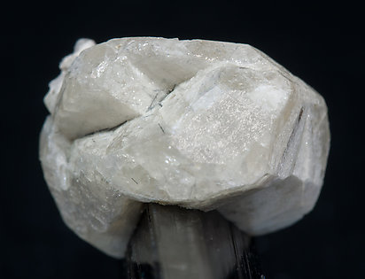 Elbaita con Hydroxylherderita maclada.