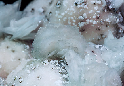 Baryte with Rhodochrosite epimorphic on Calcite. 